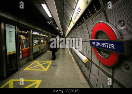 Stazione metropolitana di Westminster logo e la stazione della metropolitana Jubilee Line, London, England, Regno Unito Foto Stock