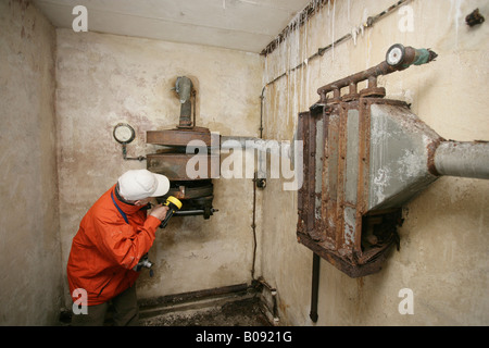 Historian esaminando il sistema di ventilazione di un bunker della Seconda guerra mondiale a Koblenz, Renania-Palatinato, Germania Foto Stock