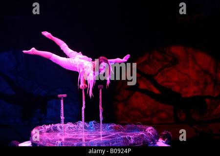 Femmina acrobat, bilanciamento atto, Flic Flac Circus a Koblenz Germania Foto Stock