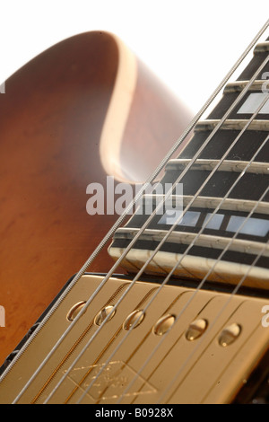 Le stringhe e la testa di prelievo di un Hoefner chitarra elettrica, Usignolo Foto Stock