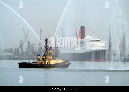 QE2 Queen Elizabeth 2 Cunard nave da crociera Southampton e tirare con tubo antincendio in azione Foto Stock