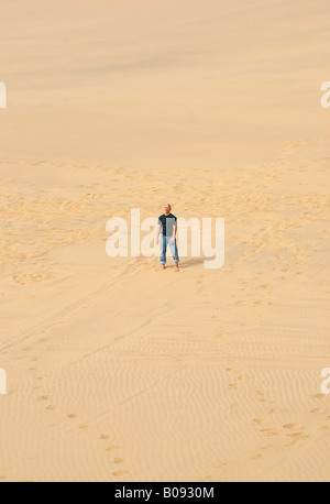 Esaurito l'uomo nel mezzo del deserto del Namib vicino a Swakopmund, Namibia, Namib Foto Stock