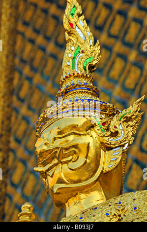 Tempio d'oro-guardia in Wat Phra Kaeo, grande palazzo, Thailandia, Bangkok Foto Stock