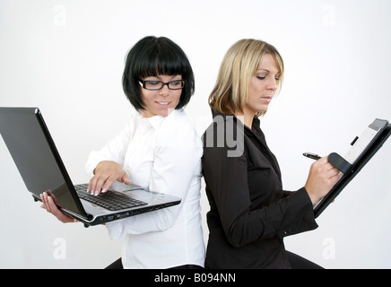 Due giovani imprenditrici seduta di schiena Foto Stock