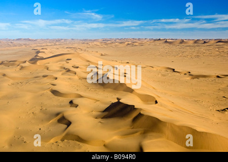 Riprese aeree a singolo motore volo Cessna sulle dune di sabbia del deserto del Namib, Namibia, Africa Foto Stock