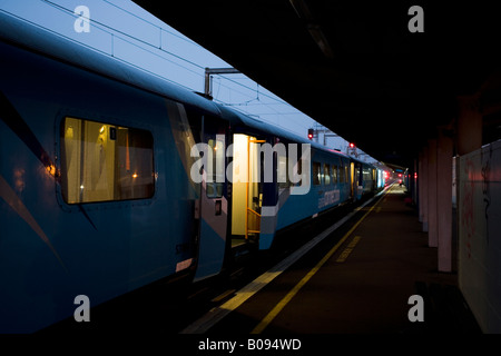 Il 6.17am commuter train per Wellington in una piovosa mattinata a Palmerston North station Nuova Zelanda Foto Stock