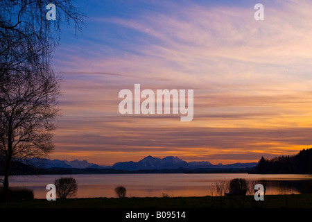 Il lago Wallersee vicino a Salisburgo al tramonto con una vista del Loferer Steinberge gamma, Hoher Staufen gamma e la bavarese alpine f Foto Stock
