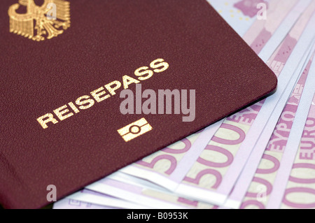Passaporto tedesco e 500 Euro Bills Foto Stock