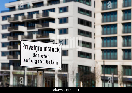 Privatgrundstueck, segno di marcatura di proprietà privata a Berlino, nel quartiere Mitte di Berlino, Germania Foto Stock