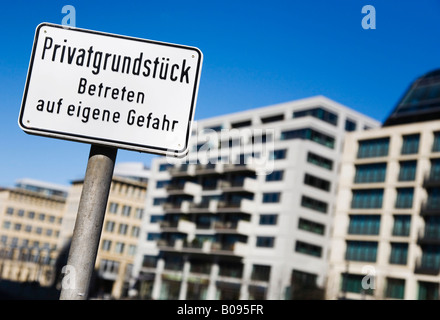 Privatgrundstueck, segno di marcatura di proprietà privata a Berlino, nel quartiere Mitte di Berlino, Germania Foto Stock