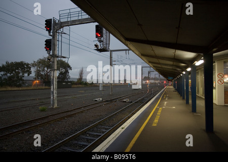 Una piovosa mattinata a Palmerston North stazione ferroviaria Nuova Zelanda Foto Stock