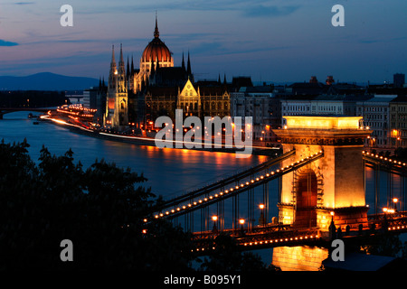 Il ponte della catena (Szechenyi lanchid) di notte, Budapest, Ungheria Foto Stock