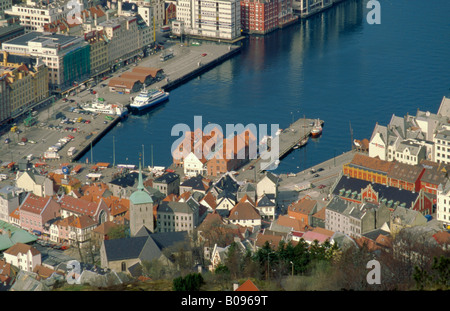 Vista direttamente verso il basso su di Vågen da Fløyen, Bergen Hordaland, Norvegia. Foto Stock