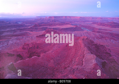 Il fiume Colorado avvolgimento attraverso un roccioso paesaggio rosso, Dead Horse Point State Park, Utah, Stati Uniti d'America Foto Stock