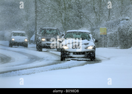Auto Drive in una tempesta di neve sulle strade ghiacciate in Bury St Edmunds Suffolk Foto Stock