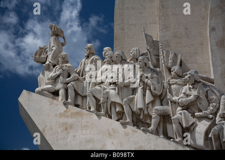 Il Monumento delle Scoperte, situato nel quartiere di Belem di Lisbona, Portogallo. Foto Stock