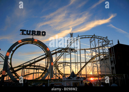 Crepuscolo sopra il parco di divertimenti corse su Brighton Palace Pier Sussex England Regno Unito Regno Unito Foto Stock