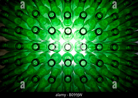 Verde di vuoti di bottiglie di birra pronta per essere riempita con birra o riciclata Foto Stock