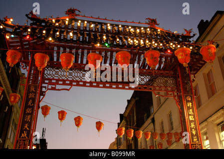 Gate e lanterne in Chinatown durante il Capodanno cinese a Londra, Inghilterra Foto Stock