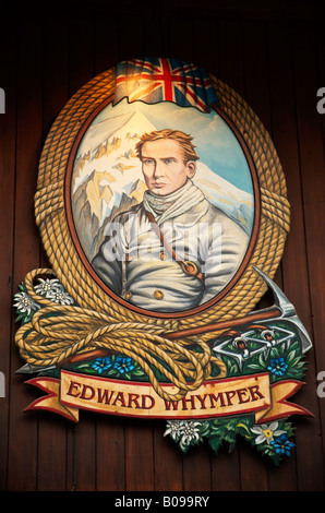 Dipinto sulla parete esterna di un edificio in Chamonix raffigurante Edward Whymper (1840-1911), un famoso alpinista britannico Foto Stock