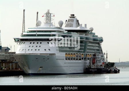 La brillantezza dei mari nave da crociera a fianco sulla Queen Elizabeth II morsetto nel Porto di Southampton Inghilterra Foto Stock