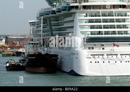 La brillantezza dei mari nave da crociera a fianco sulla Queen Elizabeth II morsetto nel Porto di Southampton Inghilterra Foto Stock