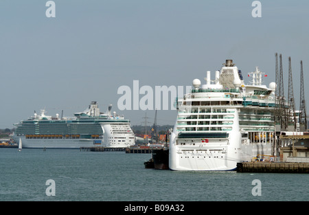 Indipendenza dei mari e la nave sorella brillantezza dei mari Navi da Crociera a fianco del Porto di Southampton Inghilterra Foto Stock