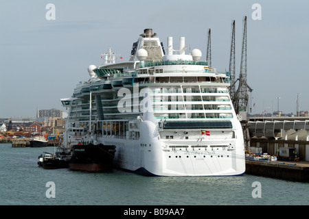 La brillantezza dei mari nave da crociera a fianco sulla Queen Elizabeth II morsetto nel Porto di Southampton Inghilterra Foto Stock