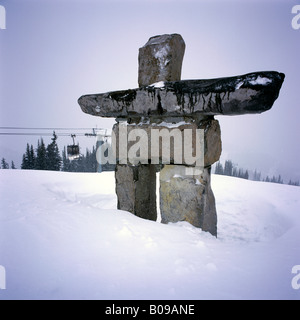 Il Inukshuk sulla Whistler Mountain nella località sciistica di Whistler della Columbia britannica in Canada è il simbolo delle Olimpiadi Invernali 2010 Foto Stock