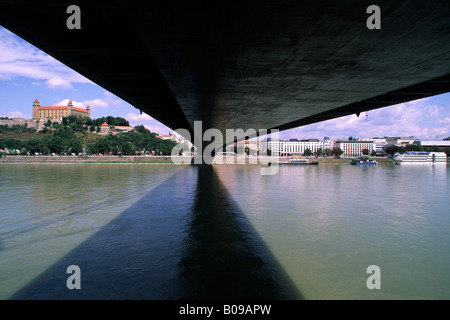 Slovacchia, Bratislava, ponte SNP e fiume Danubio Foto Stock