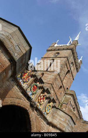 La porta esterna del Linlithgow Palace, al cui interno si trova la chiesa di San Michele torre sormontata da una 58ft alta alluminio anodizzato corona. Foto Stock