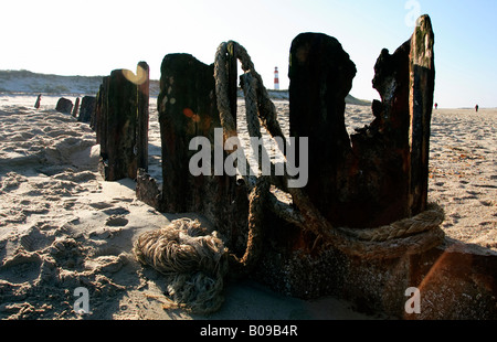 Acciaio arrugginito groyne su una spiaggia, Sylt, Germania Foto Stock