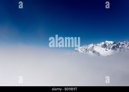 Il Mont Blanc (4808m) massiccio sopra le nuvole come si vede dal Col Cicle, Les Contamines-Montjoie, Francia Foto Stock