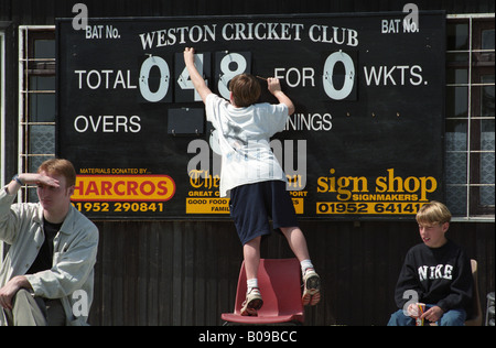 Village cricket scoreboard Foto Stock