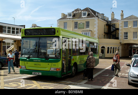 Cowes Isola di Wight in Inghilterra centro città Vectis Meridionale Bus sulla fontana Quay Est Cowes Foto Stock