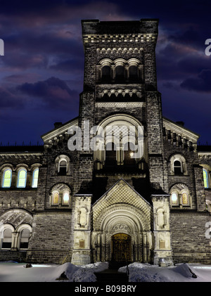 Università di Toronto University College di edificio di notte Foto Stock