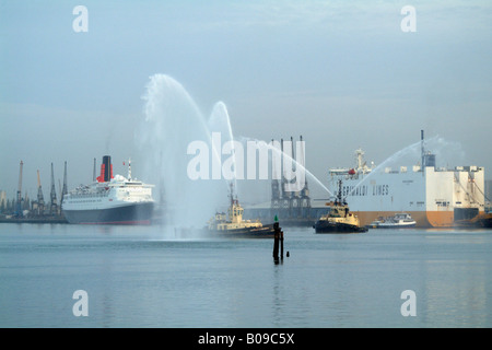 QE2 Queen Elizabeth 2 Cunard nave da crociera e un Grimaldi Auto vettore nave Grande Scandinavia accanto al Porto di Southampton Foto Stock