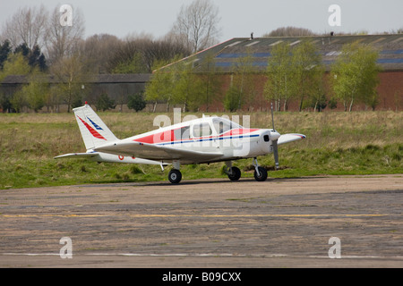 Piper PA-28-161 Cherokee freccia 11 parcheggiato su hardstand Foto Stock