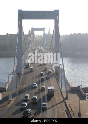 BUDAPEST, UNGHERIA. La mattina presto vista del ponte Erzsebet sul Danubio, guardando verso il lato di Pest del fiume. Foto Stock