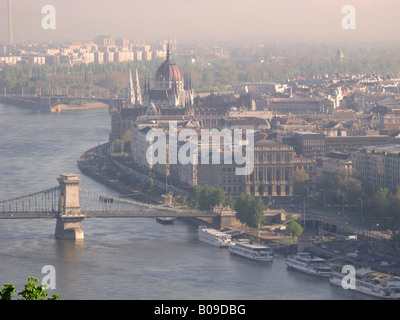 BUDAPEST, UNGHERIA. Alba vista dalla Cittadella guardando oltre il Danubio al parlamento ungherese e oltre. Foto Stock