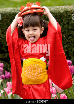 Bambina in rosso kimono Foto stock - Alamy