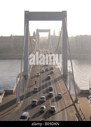 BUDAPEST, UNGHERIA. La mattina presto vista del ponte Erzsebet sul Danubio, guardando verso il lato di Pest del fiume. 2008. Foto Stock