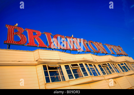 Insegna al neon su Brighton Palace Pier Sussex England Regno Unito Regno Unito Foto Stock