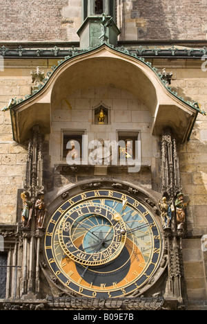 Verticale fino in prossimità dell'Orologio Astronomico 'Orloj' durante l'Hourly 'Parade degli Apostoli presso il Municipio della Città Vecchia in sun. Foto Stock
