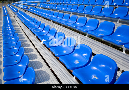 Sedili in plastica blu allo stadio di calcio finlandese, Finlandia Foto Stock