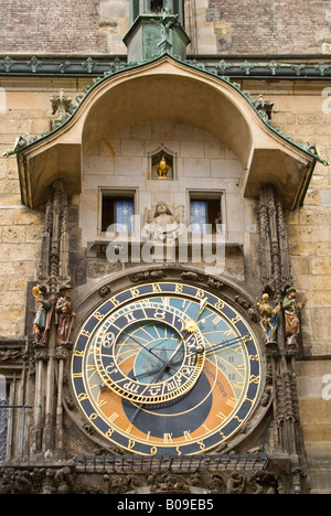 Verticale fino in prossimità dell'Orologio Astronomico 'Orloj' durante l'Hourly 'Parade degli Apostoli presso il Municipio della Città Vecchia in sun. Foto Stock