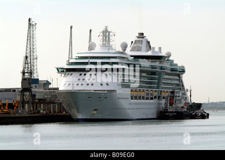 La brillantezza dei mari nave da crociera a fianco sulla Queen Elizabeth II morsetto nel Porto di Southampton Inghilterra Foto Stock