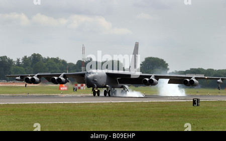 B 52 H Superfortress Bombardiere a lungo raggio in atterraggio a RAF Fairford nel GLOUCESTERSHIRE REGNO UNITO Foto Stock