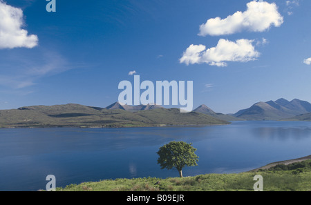 Guardando verso il Red Cuillin a Skye da Fearns Isola di Raasay a ovest della Scozia Foto Stock