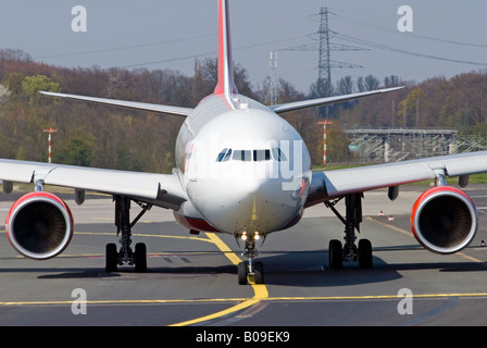 Air Berlin Airbus A330 di rullaggio in pista all'Aeroporto Internazionale di Dusseldorf, Renania settentrionale-Vestfalia, Germania Foto Stock